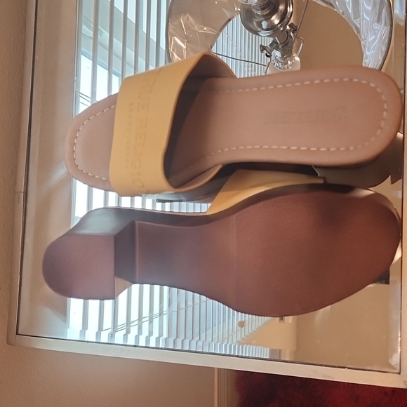 Clogs - Picture 3 of 4